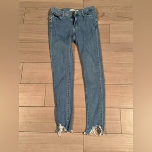 711 distressed skinny Women's Blue Jeans size 25 no stains or wear